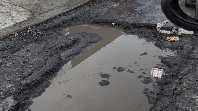 Baches en toda la calle de Chevy San Carlos