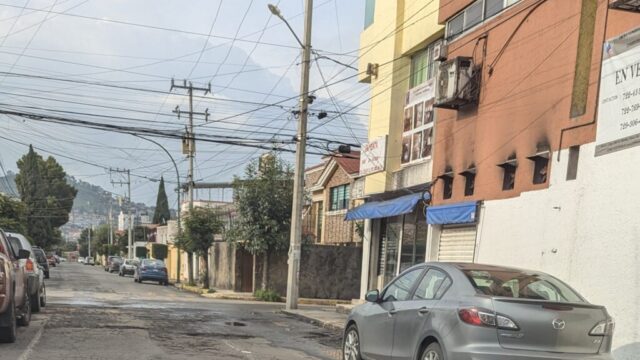 Baches toda la calle de Josué Mirlo